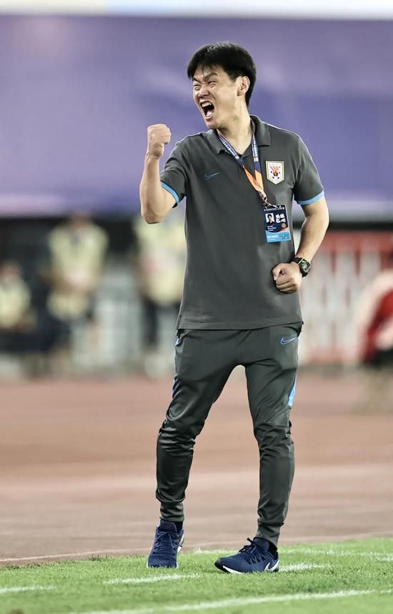 关于关键时刻体能课后，圣安东尼奥马刺防线松动备战中超，压力陡增，团队化学反应显著的信息-爱游戏官方网站